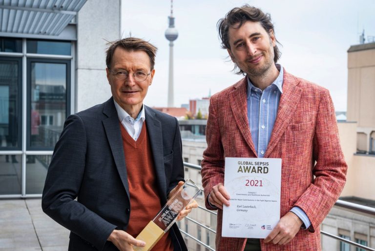 Prof. Dr. Karl Lauterbach, Bundesminister für Gesundheit, mit Dr. Roman Marek 2022 in Berlin